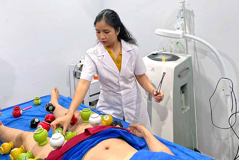 Thạc sĩ Đặng Thị Tiến thực hiện Đả thông kinh lạc bài trừ độc tố