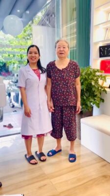 khách hàng điều trị tai biến tại spa dưỡng sinh