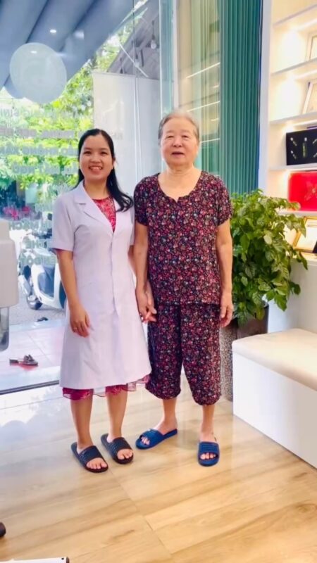 khách hàng điều trị tai biến tại Joli