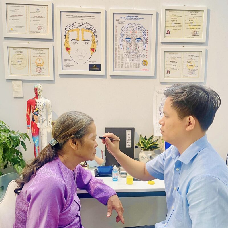 Chữa trị bệnh nhân bằng phương pháp Diện Chẩn Bùi Quốc Châu